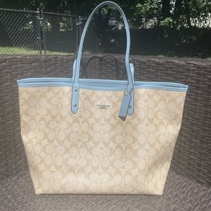 Reversible coach tote